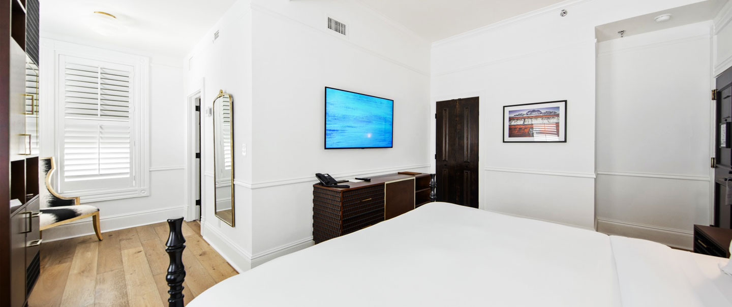 1 King Bed feature