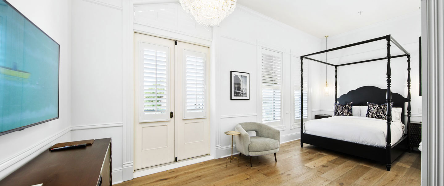 1 Queen Bed Deluxe with Balcony feature